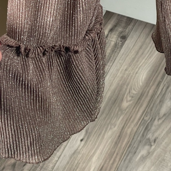 GIMMICKS by BKE Lurex Ruffle Top Medium - Picture 8 of 13